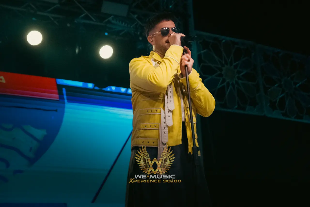 Vocalista sobre el escenario